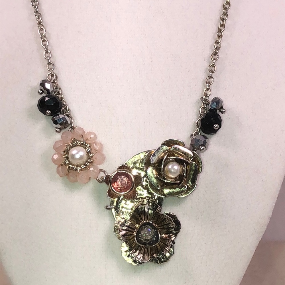 Flower and bead necklace